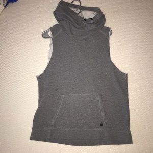 Sweatshirt with cut off sleeves